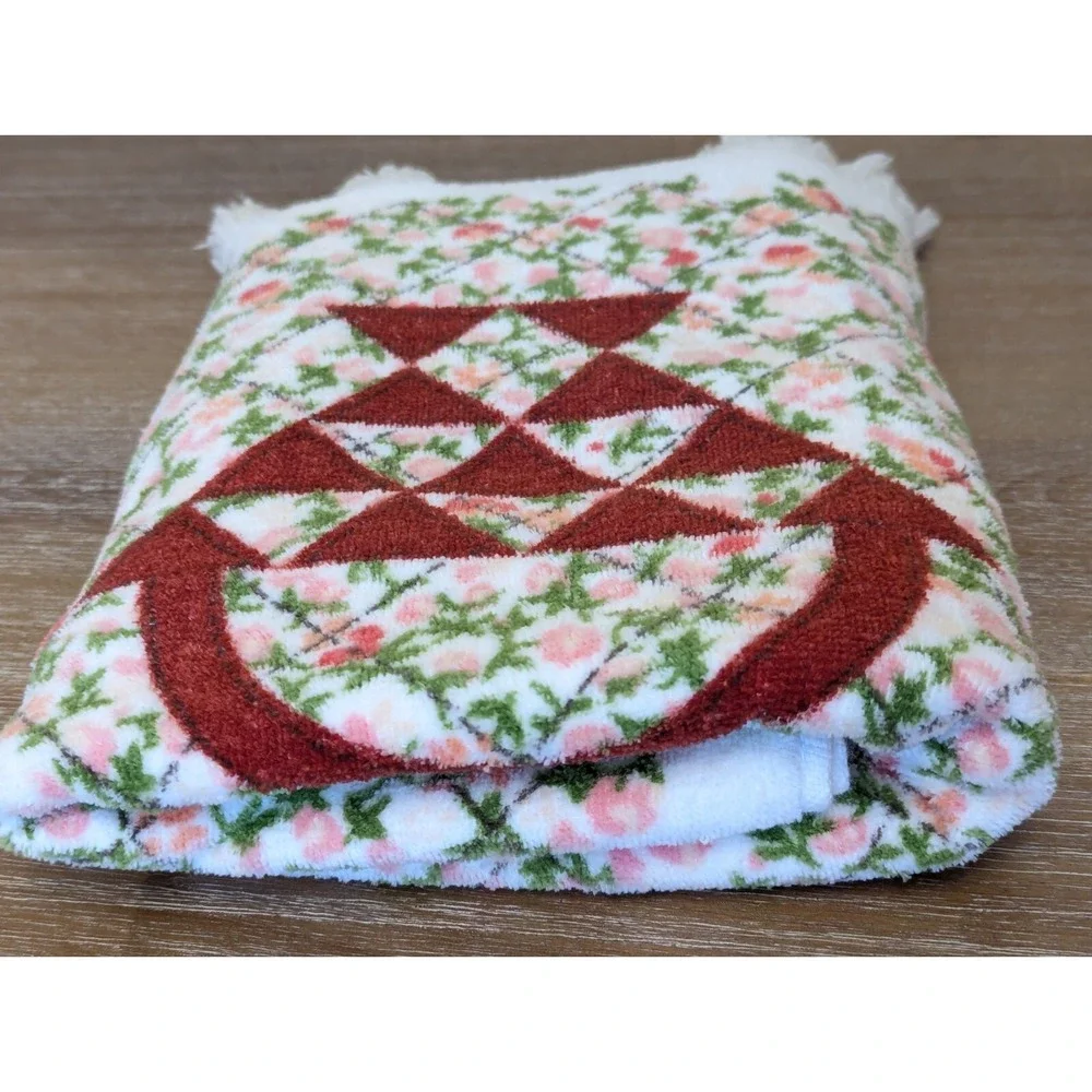 Vintage 80s Wamsutta Heritage Cotton Bath Towel w/Basket Quilt Floral Fringe